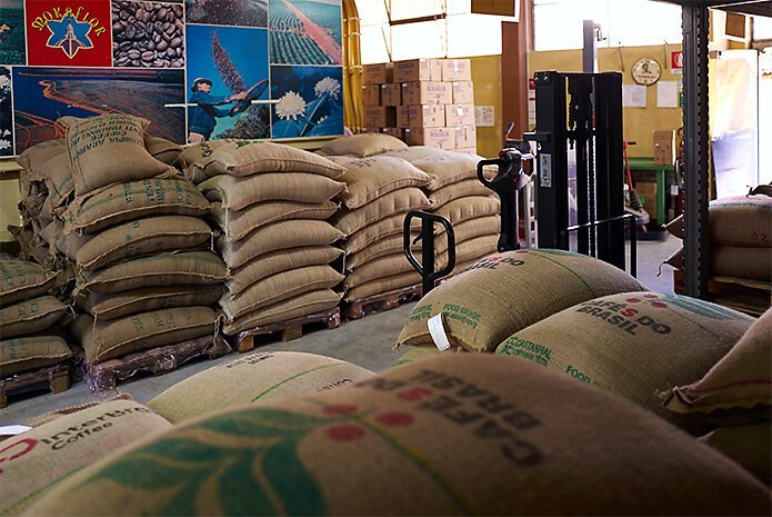 kaffeesäcke bei der rösterei mokaflor