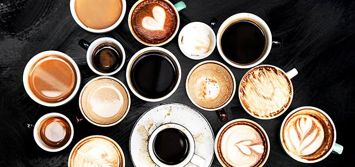 verschiedene kaffeetassen auf tisch