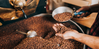 Beruf Kaffeeröster bei der Röstung von Kaffee