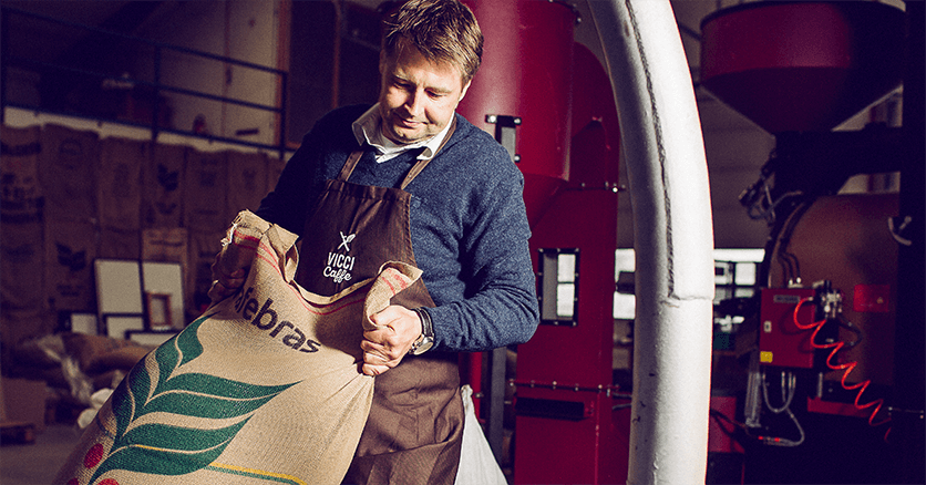 Röstmeister Stefan Müller (Vicci Caffe) bei der Arbeit