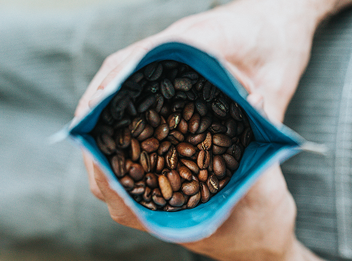 kaffeetüte mit kaffeebohnen