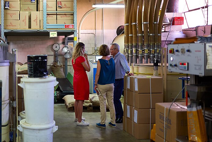 menschen unterhalten sich in der kaffeehalle