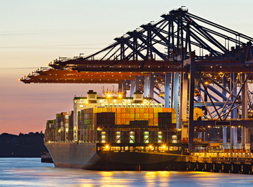 Containerschiff_Hamburg_shutterstock_197334278_370x274